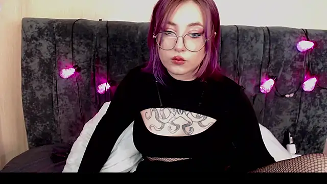 Snapshot of purplewitch chatting on 03-11-25, 01:23 purplewitch online show from 03-11-25, 01:23
