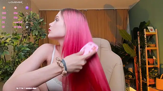 Gretchen Mol online show from 12-16-25, 07:45