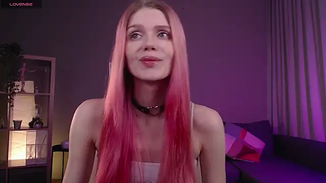 Gretchen Mol online show from 11-03-25, 07:35