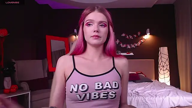 Gretchen Mol online show from 10-29-25, 01:04