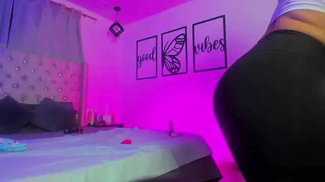 Snapshot of nicolee_millerr chatting on 01-17-26, 01:37 nicolee millerr online show from 01-17-26, 01:37