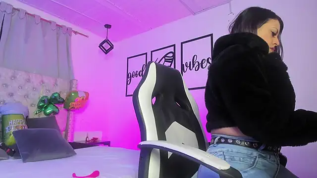 nicolee millerr online show from 03-25-26, 12:26