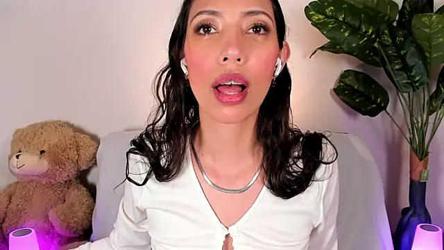 Snapshot of Miss_veronicaa2 chatting on 05-11-26, 01:23 Miss veronicaa2 online show from 05-11-26, 01:23