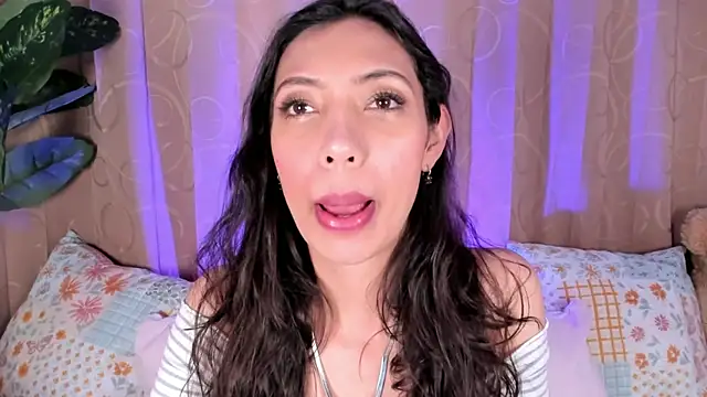 Snapshot of Miss_veronicaa2 chatting on 06-23-26, 01:53 Miss veronicaa2 online show from 06-23-26, 01:53