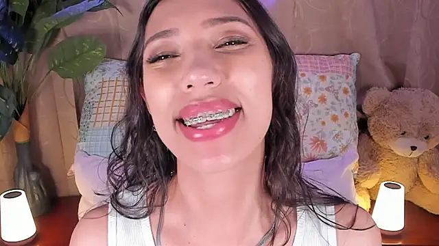 Snapshot of Miss_veronicaa2 chatting on 07-14-26, 01:17 Miss veronicaa2 online show from 07-14-26, 01:17