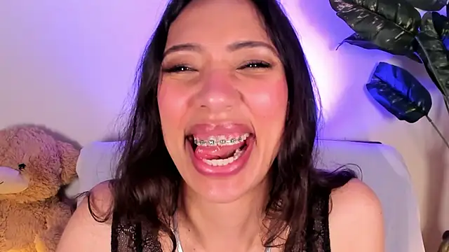 Snapshot of Miss_veronicaa2 chatting on 05-05-26, 01:14 Miss veronicaa2 online show from 05-05-26, 01:14