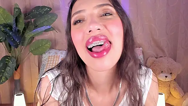 Snapshot of Miss_veronicaa2 chatting on 07-13-26, 01:54 Miss veronicaa2 online show from 07-13-26, 01:54