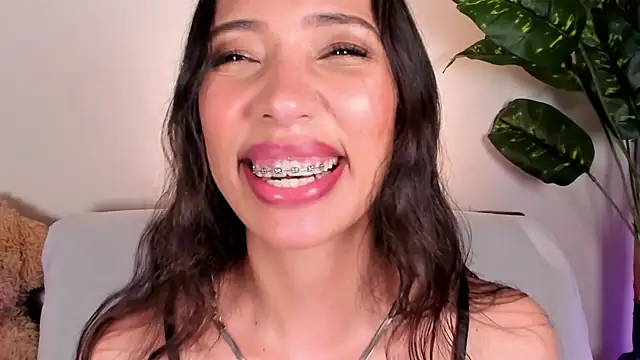 Snapshot of Miss_veronicaa2 chatting on 05-22-26, 01:20 Miss veronicaa2 online show from 05-22-26, 01:20