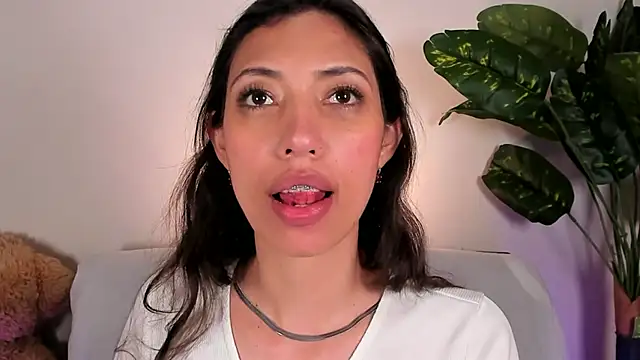 Snapshot of Miss_veronicaa2 chatting on 05-11-26, 05:43 Miss veronicaa2 online show from 05-11-26, 05:43