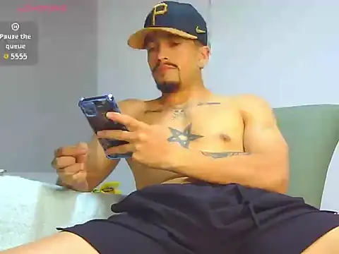 Snapshot of Keiviid chatting on 05-03-26, 01:33 Keiviid online show from 05-03-26, 01:33