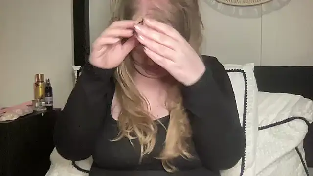 Snapshot of BustyHayleyUk chatting on 01-29-25, 10:43 BustyHayleyUk online show from 01-29-25, 10:43