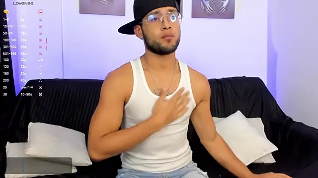 Snapshot of Max_Conor1 chatting on 04-14-26, 04:28 Max Conor1 online show from 04-14-26, 04:28