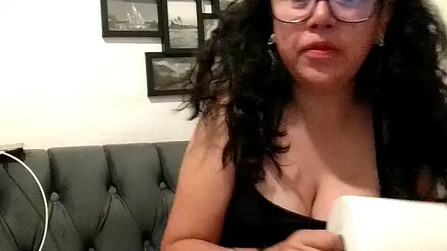 Snapshot of MirandaLatinaLovely chatting on 10-22-25, 03:55 MirandaLatinaLovely online show from 10-22-25, 03:55