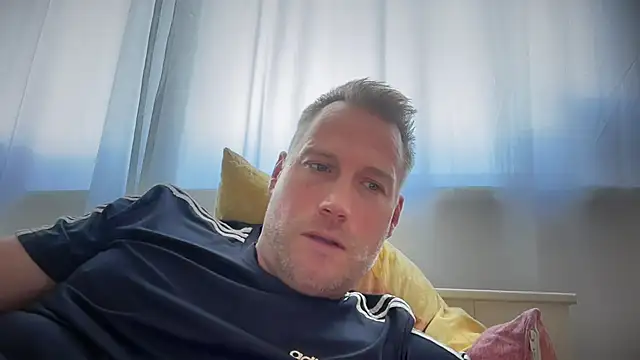 Snapshot of Christian87xxx chatting on 09-27-25, 12:22 Christian87xxx online show from 09-27-25, 12:22