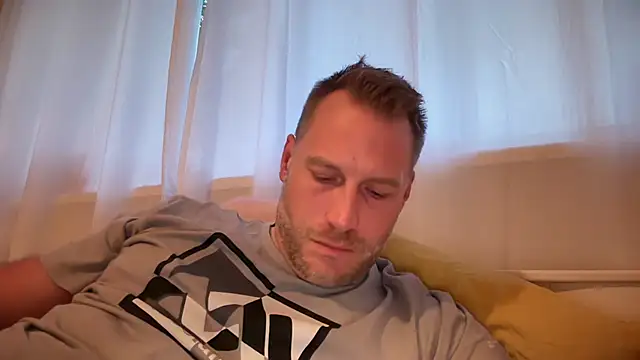 Snapshot of Christian87xxx chatting on 09-18-25, 05:05 Christian87xxx online show from 09-18-25, 05:05