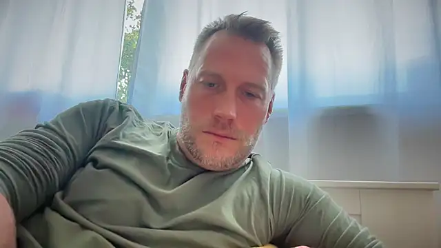 Snapshot of Christian87xxx chatting on 09-19-25, 03:27 Christian87xxx online show from 09-19-25, 03:27