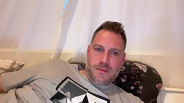 Snapshot of Christian87xxx chatting on 11-08-25, 03:48 Christian87xxx online show from 11-08-25, 03:48