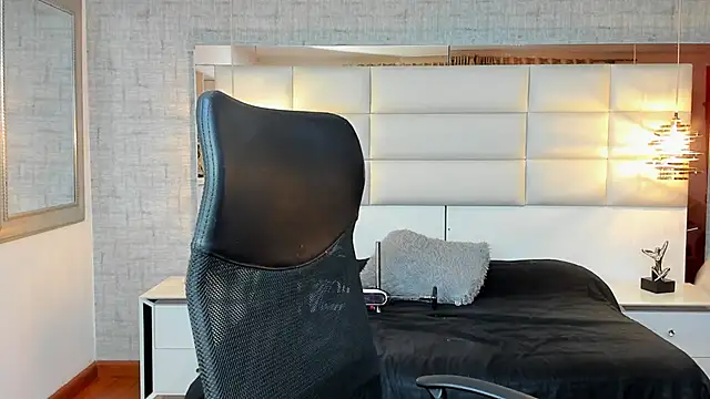 Nohemi louse online show from 10-21-25, 07:02