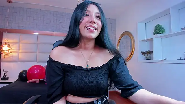 Nohemi louse online show from 05-17-26, 06:41
