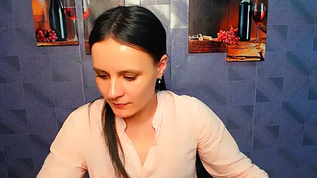 Snapshot of ValeriaHeart_ chatting on 02-19-25, 02:44 ValeriaHeart online show from 02-19-25, 02:44