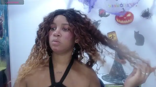 Snapshot of CanelaFierce chatting on 10-31-25, 08:05 CanelaFierce online show from 10-31-25, 08:05