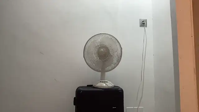 Snapshot of shineofcrazy chatting on 10-10-25, 10:32 shineofcrazy online show from 10-10-25, 10:32