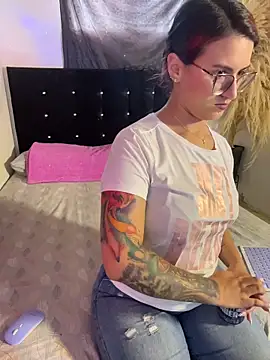 Emma Giraldo online show from 06-21-26, 08:14