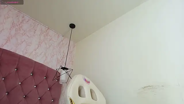 Raichell  online show from 10-28-25, 04:02