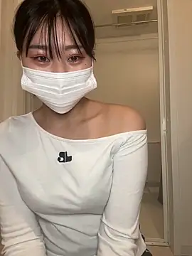 Snapshot of Rara__oo chatting on 02-28-25, 07:15 Rara oo online show from 02-28-25, 07:15