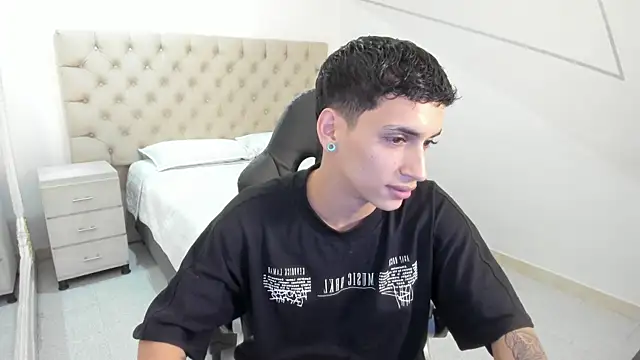 Snapshot of JhoanLeandro chatting on 10-04-25, 05:53 JhoanLeandro online show from 10-04-25, 05:53