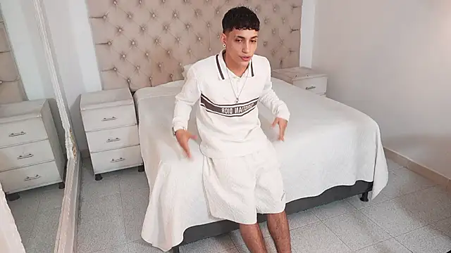 Snapshot of JhoanLeandro chatting on 02-07-26, 03:25 JhoanLeandro online show from 02-07-26, 03:25