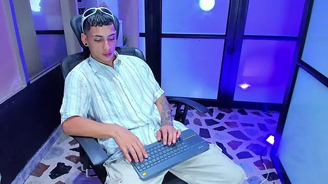 Snapshot of JhoanLeandro chatting on 02-15-25, 04:47 JhoanLeandro online show from 02-15-25, 04:47