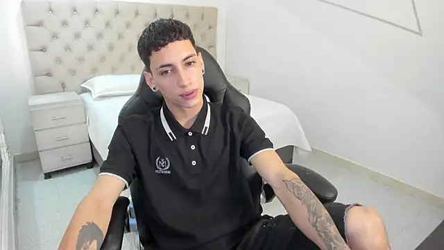 Snapshot of JhoanLeandro chatting on 10-02-25, 04:49 JhoanLeandro online show from 10-02-25, 04:49
