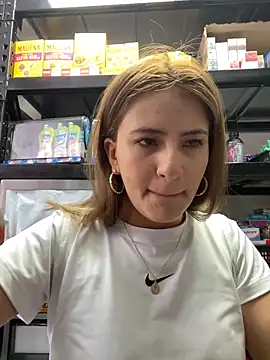 Snapshot of Andrea18_blonde chatting on 06-10-26, 03:13 Andrea18 blonde online show from 06-10-26, 03:13