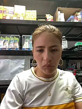 Snapshot of Andrea18_blonde chatting on 06-17-26, 03:00 Andrea18 blonde online show from 06-17-26, 03:00