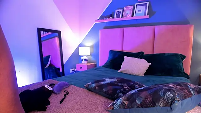 Gigi Strawberry online show from 12-20-25, 11:40