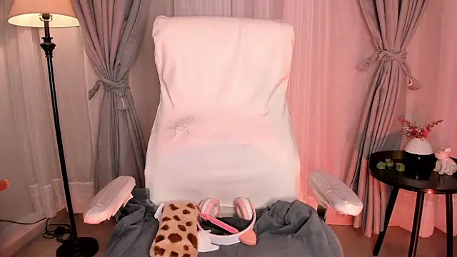 Gigi Strawberry online show from 11-06-25, 05:55