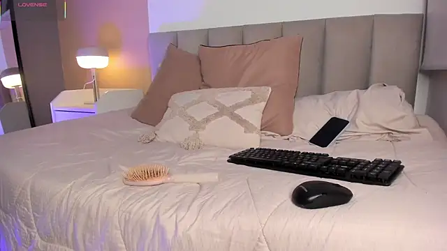 Gigi Strawberry online show from 11-27-25, 02:45