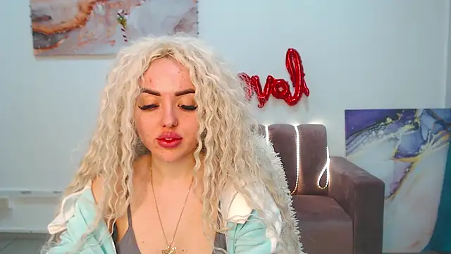 Snapshot of MissisCaty chatting on 02-13-25, 10:43 MissisCaty online show from 02-13-25, 10:43