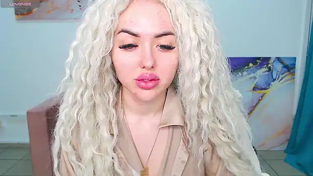 Snapshot of MissisCaty chatting on 02-19-25, 04:12 MissisCaty online show from 02-19-25, 04:12