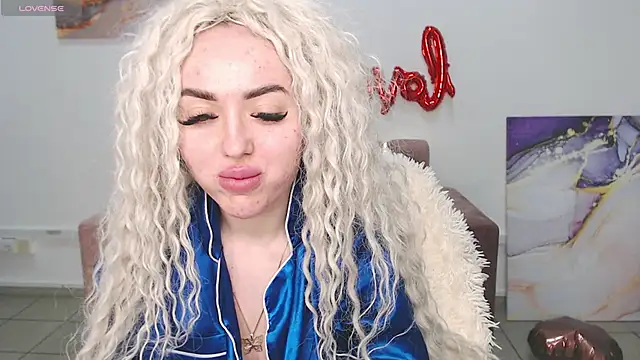 Snapshot of MissisCaty chatting on 02-16-25, 04:09 MissisCaty online show from 02-16-25, 04:09