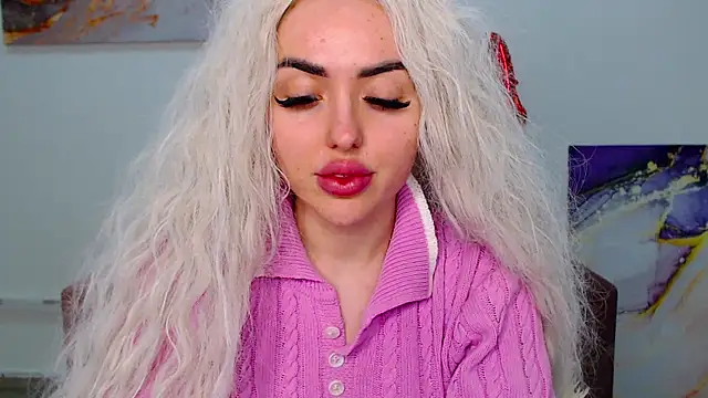 Snapshot of MissisCaty chatting on 03-19-25, 12:34 MissisCaty online show from 03-19-25, 12:34