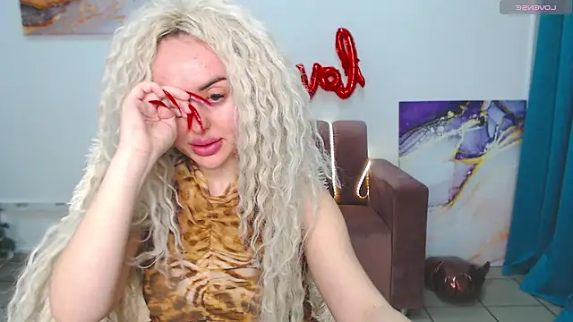 Snapshot of MissisCaty chatting on 02-25-25, 10:42 MissisCaty online show from 02-25-25, 10:42