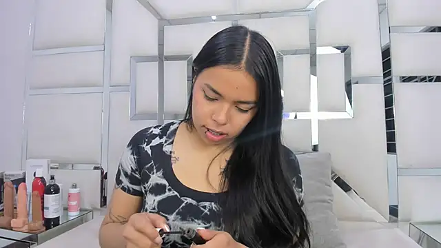 ZoeWan69 online show from 12-18-25, 12:09