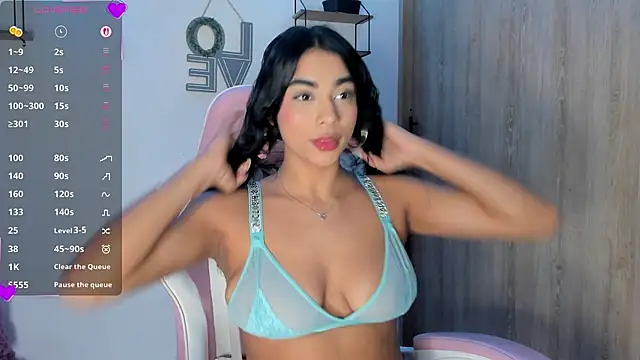 Snapshot of Bella_ricci_ chatting on 10-10-25, 03:35 Bella ricci online show from 10-10-25, 03:35