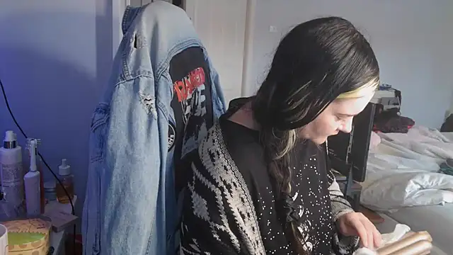 Snapshot of AureliaXOX chatting on 09-18-25, 12:30 AureliaXOX online show from 09-18-25, 12:30