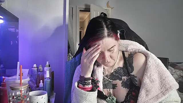 AureliaXOX online show from 12-16-25, 02:32