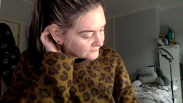 Snapshot of AureliaXOX chatting on 02-11-25, 11:42 AureliaXOX online show from 02-11-25, 11:42