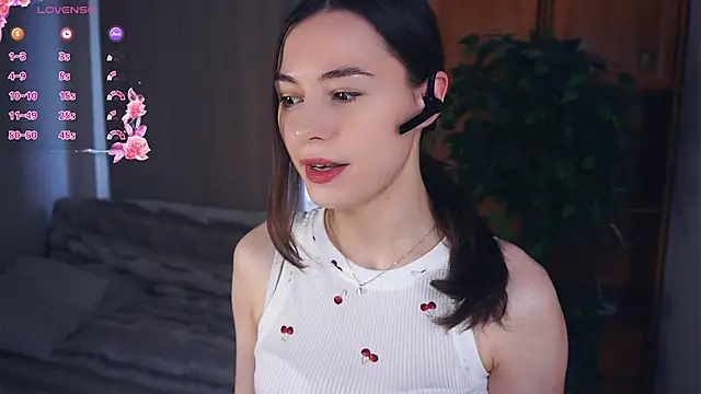Snapshot of EleneBrach chatting on 10-21-25, 06:13 EleneBrach online show from 10-21-25, 06:13