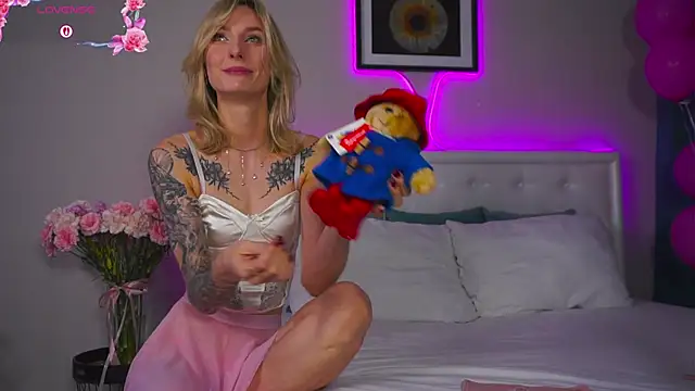 LeaCox  online show from 10-23-25, 08:02